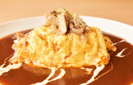 錦爽鶏デミオムライス